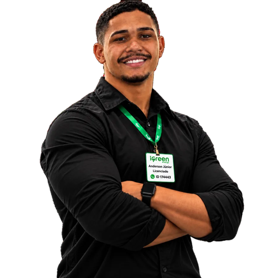 Anderson Junior sorrindo, de camisa preta e crachá de licenciado iGreen Energy